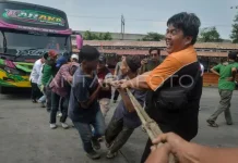 Lomba Tarik dan Dorong Bus Meriahkan HUT ke-81 RI di Terminal Lebak Bulus