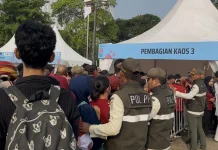 Antusias Warga Berburu Kaos di Pesta Rakyat Monas