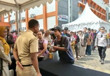 Sebanyak 293 Keluarga Kurang Mampu di Jakbar Terima Bantuan Pangan