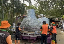 Manfaatkan Galon Bekas, Petugas UPS -BA Kembangan Cipatakan Karya Seni Perahu Merak