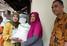 Sebanyak 1.800 KK Warga Sumur Batu Terima Bantuan Beras