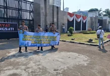 Polisi Sambut Massa Aksi DPR dengan Spanduk Humanis
