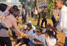 Polisi Bagikan Snack dan Air Mineral ke Massa Aksi DPR