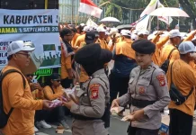 Polisi Bagikan Roti dan Air Mineral ke Massa Aksi Petani Tebu
