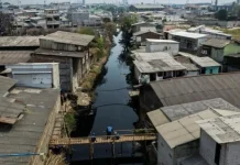Pemkot Jakarta Barat Bangun Jembatan Sementara bagi Pejalan Kaki di Tegal Alur