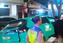 Diduga Hilang Kendali, Taksi Listrik VinFast Tabrak Tiang dan Pohon di Kemayoran