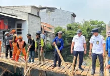 Jembatan Bambu di Kali Semongol Tegal Alur Jakbar Dibongkar