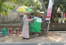 Tanpa Pengawet, Penjual Es Selendang Mayang Betawi Tetap Setia Melayani Pembeli