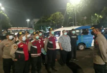 Polisi Bagikan 1.200 Masker kepada Warga di Senen