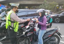 Satlantas Jakbar Bagikan Masker untuk Antisipasi Abu Vulkanik