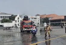 Kurangi Dampak Abu Vulkanik, Pemkot Jakbar Semprot Water Mist di Kota Tua