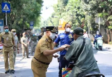 Camat Cipayung Pimpin Pembagian Masker Gratis untuk Warga Terdampak Abu Vulkanik