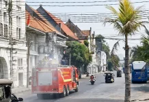 Petugas Gabungan Bersihkan Abu Vulkanik di Kawasan Kota Tua