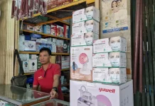 Permintaan Masker Meningkat di Pasar Pramuka Pasca Erupsi Gunung Anak Krakatau