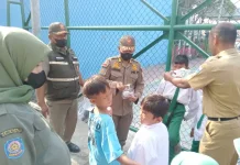 Antisipasi Abu Vulkanik, Pulau Kelapa Bagikan Ratusan Masker ke Warga-Wisatawan