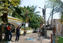Tingkatkan Keamanan Warga, Sudin Nakertransgi Pindahkan Kabel Listrik