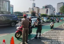 Satpol PP Tanah Abang Bagikan 1.670 Masker Cegah Dampak Abu Vulkanik