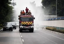 Pemkot Jakbar Semprot Water Mist Antisipasi Abu Vulkanik di Kembangan