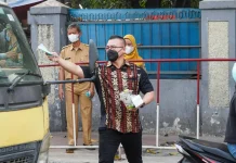 Mitigasi Abu Vulkanik, DPRD Kenneth Bagikan 100 Dus Masker Gratis di Latumenten