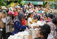 Sebanyak 2.632 Warga Cempaka Putih Barat Terima Bantuan Beras Bulog