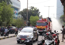 Pemkot Jakbar Serentak Semprot Water Mist di Delapan Kecamatan
