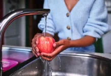 Cuci Apel dengan Air Mengalir untuk Jaga Kebersihan Buah