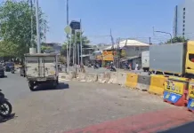 Cegah ‘Pak Ogah’ Buka Jalur, Petugas Pasang Barrier Beton di Pesing Jakbar