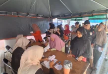 Sebanyak 2.430 Warga Srengseng Terima Bantuan Beras Bulog