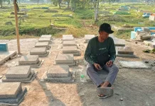 Potret Para Pengukir Nama TPU Budi Darma, Menjaga Kenangan di Atas Batu Nisan