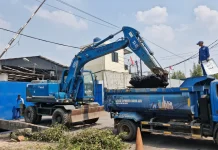 Pemkot Jakarta Timur Keruk Sedimen Lumpur di Saluran PHB Cakung-Cilincing