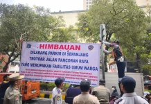 Parkir Liar Ditertibkan, Spanduk Larangan Parkir Dipasang di Pancoran Glodok