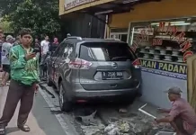 Minibus Tabrak 5 Motor dan Tembok Rumah Makan di Gropet Jakbar