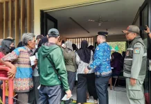 Sebanyak 3.327 Warga Kembangan Utara Terima Bantuan Beras Bulog