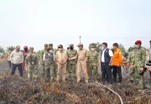 Menhut Raja Antoni Dampingi Menko Polkam Cek Lokasi Kebakaran Hutan dan Lahan