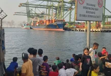 Kebakaran NPCT 1 Jadi Tontonan Warga, Asap Pekat Selimuti Langit Jakarta
