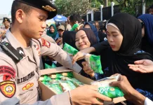 Polres Jakpus Bagikan Roti dan Air Minum ke Massa WALHI