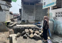 Sudah Tiga Pekan, Jembatan Sementara di Tegal Alur Jakbar Belum Rampung