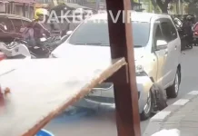 Mobil Ugal-ugalan Tabrak Empat Motor di Meruya Utara Jakbar