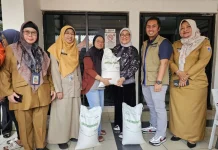 DPR Tinjau Langsung Penyaluran Bantuan Pangan Bulog di Kelurahan Pegangsaan