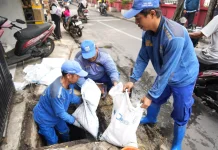 Antisipasi Genangan Air, Saluran Jalan Pertengahan Pasar Rebo Dikuras