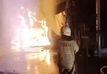 Lapak di Jembatan Besi Tambora Terbakar Dini Hari, 35 Personel Dikerahkan