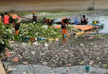 Petugas Kebersihan Keluhkan Pendangkalan dan Sampah Plastik Kali Cagak