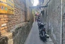 Warga Jelambar Tangkap Terduga Pelaku Curanmor yang Kabur ke Atap Rumah