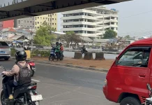 Manfaatkan Celah Barier, Pemotor Nekat Putar Balik di Taman Kolong FO Pesing