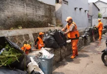 Cegah Genangan dan DBD, PPSU Gerebek Saluran di Kelapa Dua Wetan