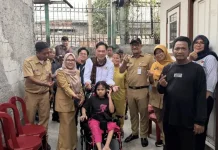 Dari Rumah ke Rumah, DPRD Kevin Wu Salurkan Kursi Roda untuk Warga Jakbar