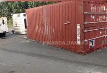 Truk Kontainer Terguling Tabrak Separator Busway di Latumenten