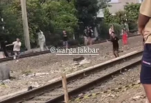 Bawa Sajam dan Saling Lempar Batu, Aksi Tawuran Remaja di Roxy Viral