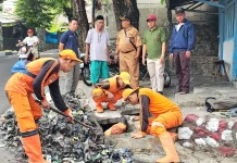 Antisipasi Musim Hujan, Lumpur dan Sampah Dikeruk di Cijantung