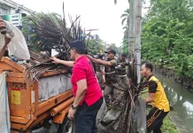 Puluhan Petugas Gabungan Kerja Bakti di Cengkareng